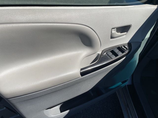 2012 Toyota Sienna Base 7 Passenger