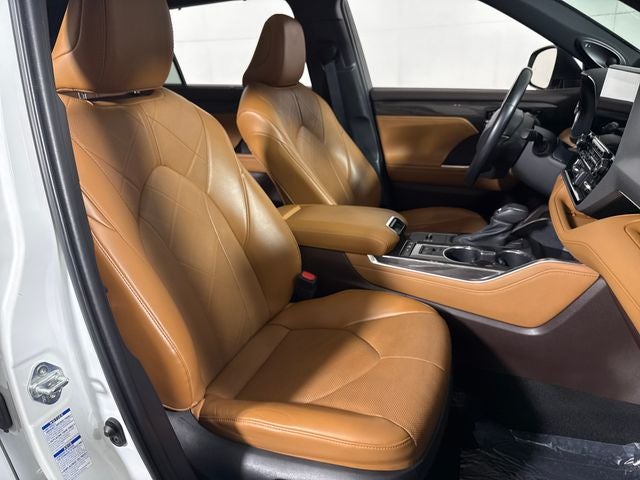 2022 Toyota Highlander Hybrid Platinum