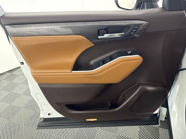 2022 Toyota Highlander Hybrid Platinum