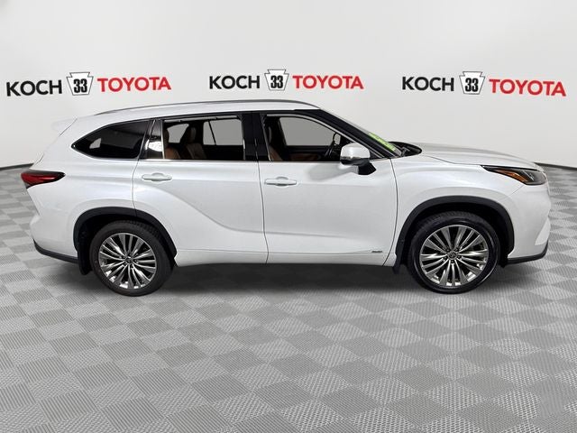 2022 Toyota Highlander Hybrid Platinum