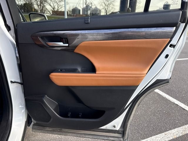 2023 Toyota Highlander Hybrid Platinum