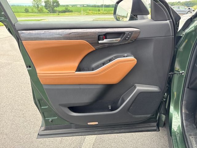 2023 Toyota Highlander Hybrid Platinum