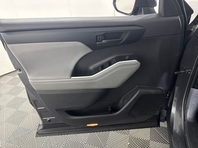 2022 Toyota Highlander LE