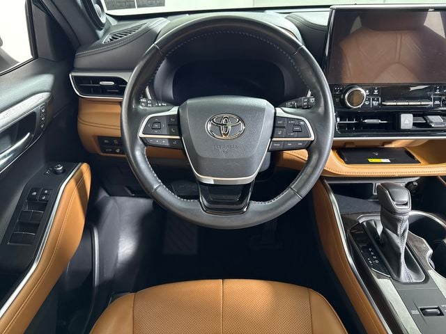 2023 Toyota Highlander Hybrid Platinum