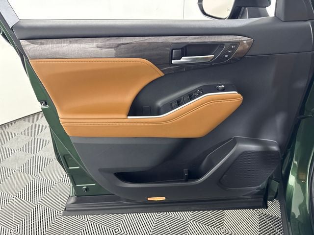 2023 Toyota Highlander Hybrid Platinum