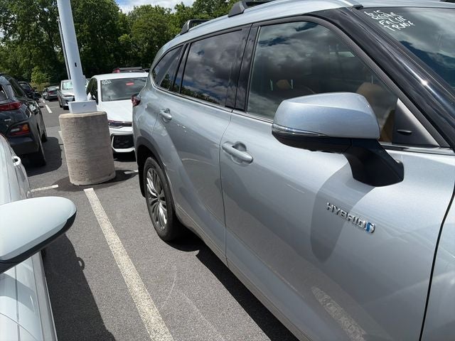 2021 Toyota Highlander Hybrid Platinum